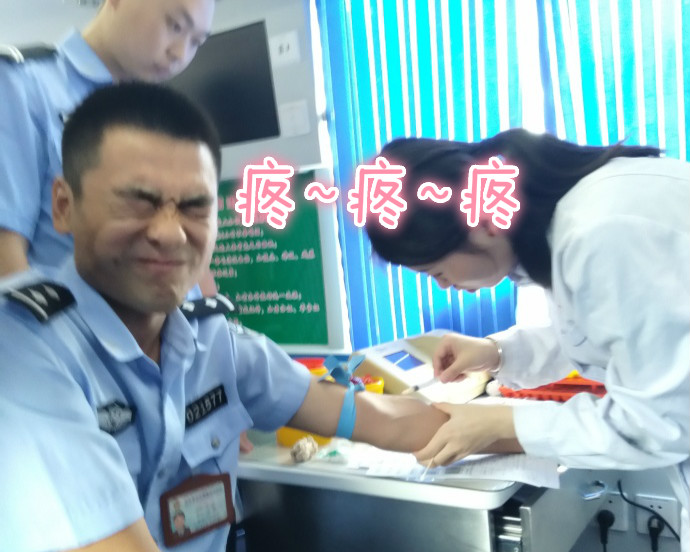 疼skr人！警察在移動獻血車上的表情包亮了